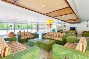 巴雷里尼亞斯的住宿－Gran Lençois Resort，带沙发和桌子的客厅以及窗户。
