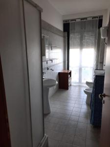 bagno con 2 lavandini, vasca e servizi igienici di La Rosa dei Venti Apartments Two a Eboli