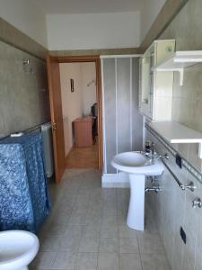 bagno con 2 lavandini e servizi igienici di La Rosa dei Venti Apartments Two a Eboli