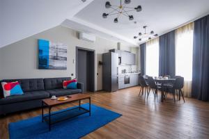 un soggiorno con divano e tavolo di Grani Aparthotel a San Pietroburgo
