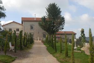 a pathway leading to a house with trees in front at Le Domaine de la plume in La Gimond