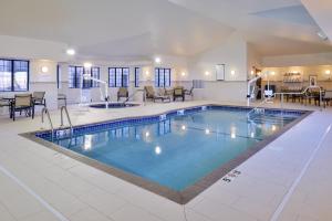 Piscina a Staybridge Suites Rochester, an IHG Hotel o a prop