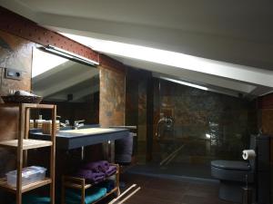 A bathroom at Atico Portales, Diseño en el casco antiguo de Logroño