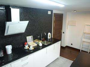 A kitchen or kitchenette at Atico Portales, Diseño en el casco antiguo de Logroño