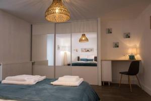 Кровать или кровати в номере L'ESCAPADE PROCHE CENTRE PARKING Home-One