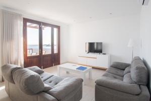 salon z kanapą i stołem w obiekcie Blancazul Ocean View w mieście Playa Blanca