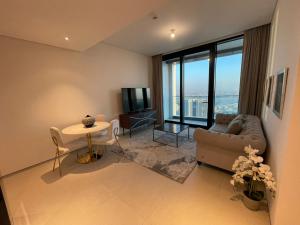un soggiorno con un divano e un tavolo di ADDRESS BEACH Residence a Dubai