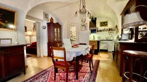 una cucina con tavolo e sedie in una stanza di LINZ CITY CENTER - Historisches Apartment & Refugium a Linz