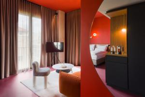 una stanza d'albergo con un letto, un tavolo e una sedia di EmiLu Design Hotel a Stoccarda