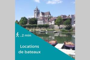 deux bateaux dans une rivière avec un château en arrière-plan dans l'établissement LE CANAL PARKING GRATUIT Home-One, à Dole