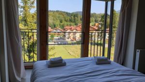 Posteľ alebo postele v izbe v ubytovaní Apartamenty Doliny