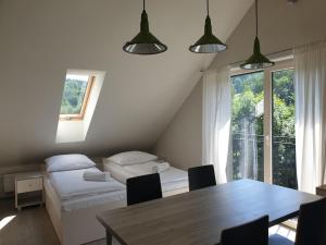 Posteľ alebo postele v izbe v ubytovaní Apartamenty Doliny