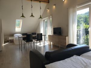 Televízia a/alebo spoločenská miestnosť v ubytovaní Apartamenty Doliny