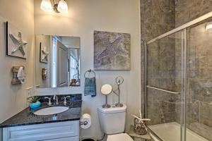 Ένα μπάνιο στο Hampton Condo with Balconies 1 Block to Beach!