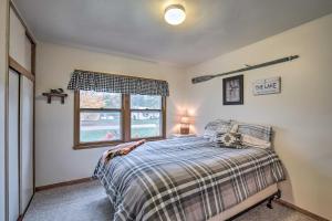 Llit o llits en una habitació de Birchwood Cottage with Red Cedar Lake Access!