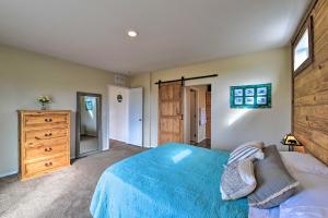 Un pat sau paturi într-o cameră la Cedaredge Hideaway with Grill and Mountain Views!