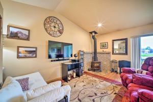 - un salon avec une cheminée et une horloge murale dans l'établissement Upscale Home with Indoor Sauna on Sunset Pond!, à Ferndale