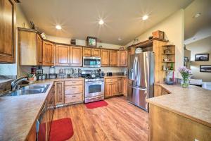Gambar di galeri bagi Upscale Home with Indoor Sauna on Sunset Pond! di Ferndale +35 gambar