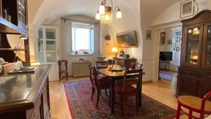 eine Küche und ein Wohnzimmer mit einem Tisch und Stühlen in der Unterkunft LINZ CITY CENTER - Historisches Apartment & Refugium in Linz