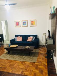 Sala de estar con sofá azul y mesa de centro en Copa Apartments, en Río de Janeiro