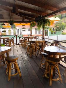un grupo de mesas y taburetes en un restaurante en Hotel Santa Fe, en Santa Rosa de Copán