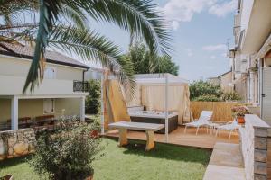 Ein Garten an der Unterkunft Apartman Hola