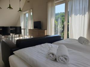 Posteľ alebo postele v izbe v ubytovaní Apartamenty Doliny