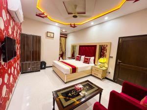Horizon Hotel في لاهور: غرفة الفندق بسرير وطاولة