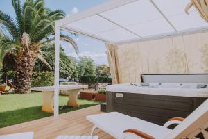Ein Garten an der Unterkunft Apartman Hola
