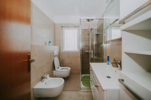 ein Badezimmer mit Toilette, Waschbecken und Dusche in der Unterkunft Apartman Hola in Novigrad Istria