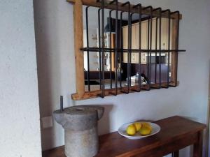 una mesa con un bol de fruta y un plato de comida en Casa Rural el Pajar de Tenzuela, en Pelayos del Arroyo