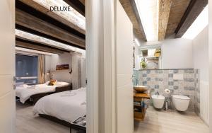 1 dormitorio con 2 camas y baño con 2 lavabos en Geppi's Apartments, en Florencia