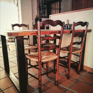 una mesa de madera con 4 sillas alrededor en Casa Rural el Pajar de Tenzuela, en Pelayos del Arroyo
