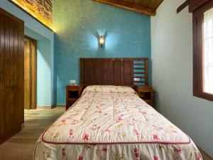 1 dormitorio con 1 cama en una habitación en Recuerdos de Monfragüe, en Malpartida de Plasencia