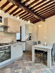 Ett kök eller pentry på La Casa dell'Arco