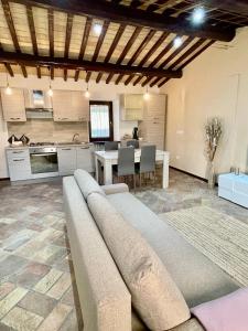 cocina grande con sofá y mesa en La Casa dell'Arco en Vitorchiano
