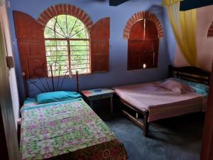 Tempat tidur dalam kamar di El Garaje Hostal