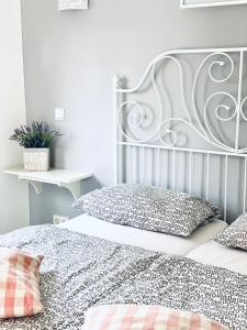 um quarto com uma cama com uma cabeceira de metal em Villa DA em Zablaće