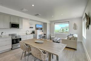 kuchnia i salon ze stołem i krzesłami w obiekcie Lively Beach w mieście Corpus Christi