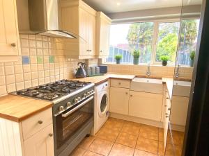 Dapur atau dapur kecil di Great 4 bedroom House - Great Location - Garden - Parking - Fast WiFi - Smart TV - Newly decorated - sleeps up to 8! Only 10 mins drive to Sandbanks Beach! Close to Poole & Bournemouth