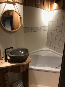 La salle de bains est pourvue d'un lavabo et d'une baignoire. dans l'établissement Bois & Repos, à Malmedy