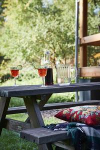 - une table de pique-nique avec deux verres de vin dans l'établissement Chalet Mont Juru - Romantisch 2-persoons Chalet, à Houffalize