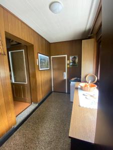 Zimmer mit Holzwänden und einem Flur mit Kühlschrank in der Unterkunft Old Traditional House in Visoko