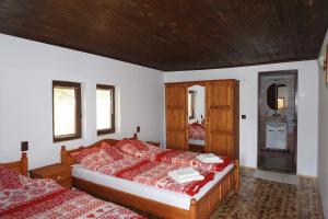 מיטה או מיטות בחדר ב-Къща за гости "Касапите"