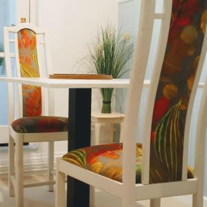 Deux chaises assises à côté d'une table avec une plante dans l'établissement Beachfront Studio Apartment, à Felixstowe