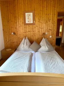 A bed or beds in a room at Waldruhe Appartements