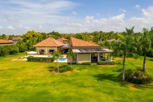 una vista aerea di una casa con cortile di Casa de Campo Luxury Villas - Private Paradise at La Romana a La Romana
