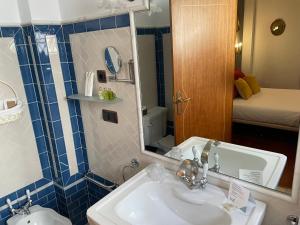 A bathroom at La Llave de la Judería Hotel Boutique Még 37 kép