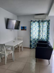 科拉雷侯Vivienda Vacacional Casa Lina的客厅里有一张白色的桌子和一张沙发