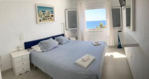 1 dormitorio con 1 cama con 2 toallas en Casa Tito en Puerto del Carmen